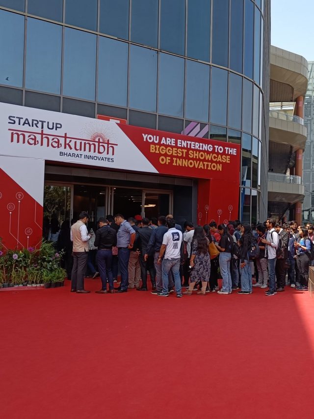 ‘Startup Mahakumbh’ के पहले ही दिन उमड़ी भीड़, जानें क्या देखने आ रहे हैं लोग?
